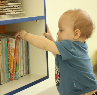 Bebê na biblioteca